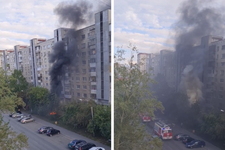 Во дворе екатеринбургского дома загорелась машина Во дворе екатеринбургского дома загорелась машина