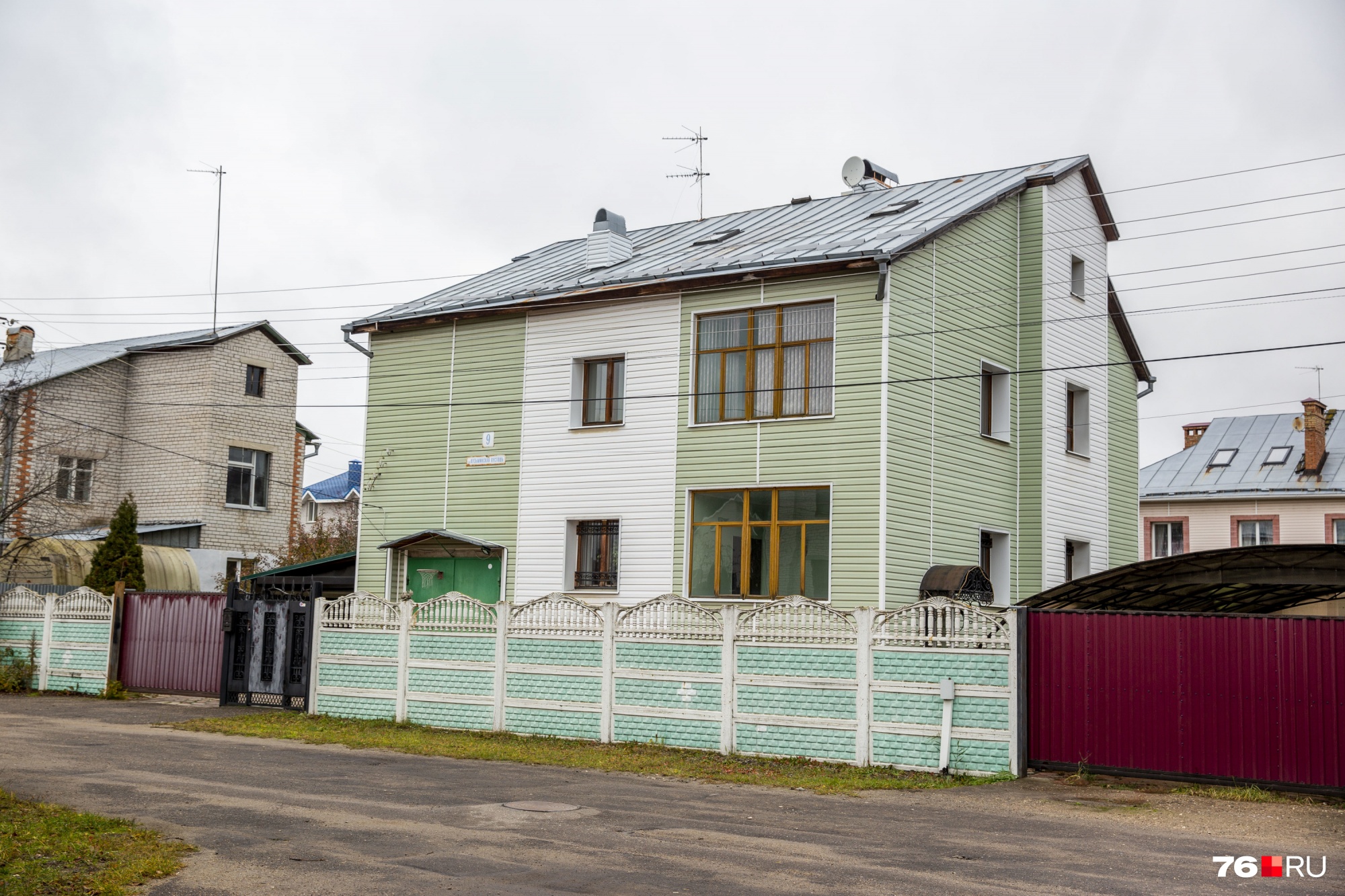 Смесь многоквартирного дома и коттеджа, еще и неудачно обшитая сайдингом Смесь многоквартирного дома и коттеджа, еще и неудачно обшитая сайдингом