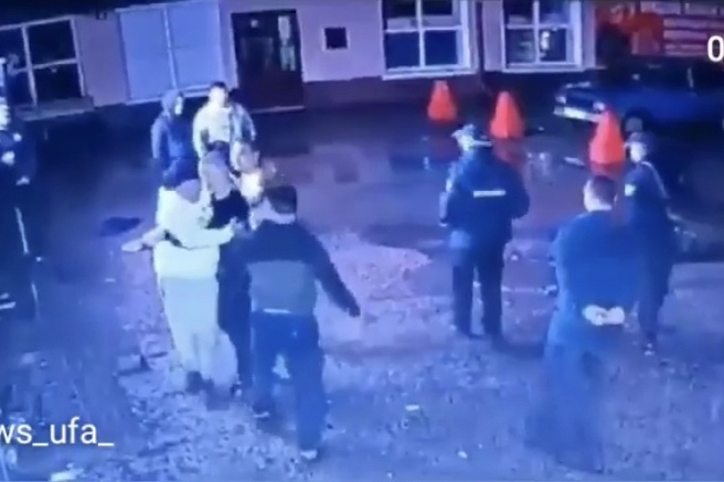 Толпа окружила мужчину Толпа окружила мужчину