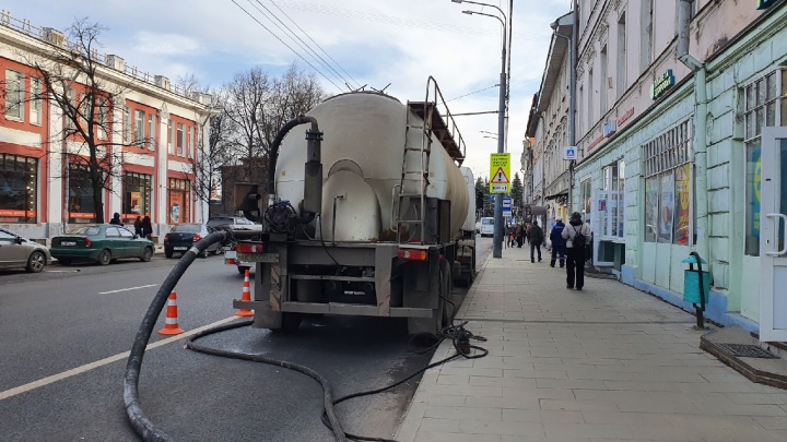 «Потрошат пекарню»: в центре Ярославля муковозы разгружают сырье на проезжей части