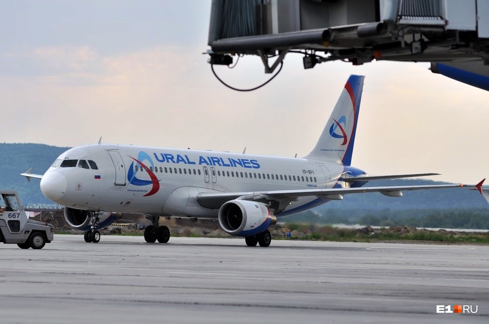 В аэропорту Домодедово застрял самолет с уральцами