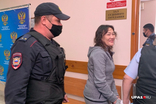 Рамиля Саитова, проходя по коридорам суда, улыбалась и не отводила взгляд от нацеленных на нее объективов Рамиля Саитова, проходя по коридорам суда, улыбалась и не отводила взгляд от нацеленных на нее объективов