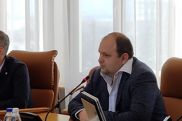 Сергей Васильев рассказал депутатам, что является бывшим летчиком Сергей Васильев рассказал депутатам, что является бывшим летчиком