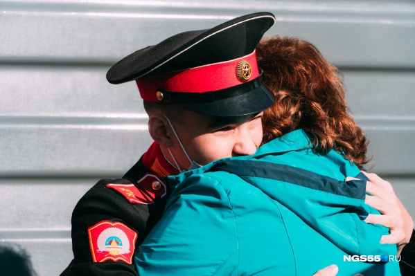 Родители кадетов очень соскучились и долгое время не могли отпустить своих детей Родители кадетов очень соскучились и долгое время не могли отпустить своих детей