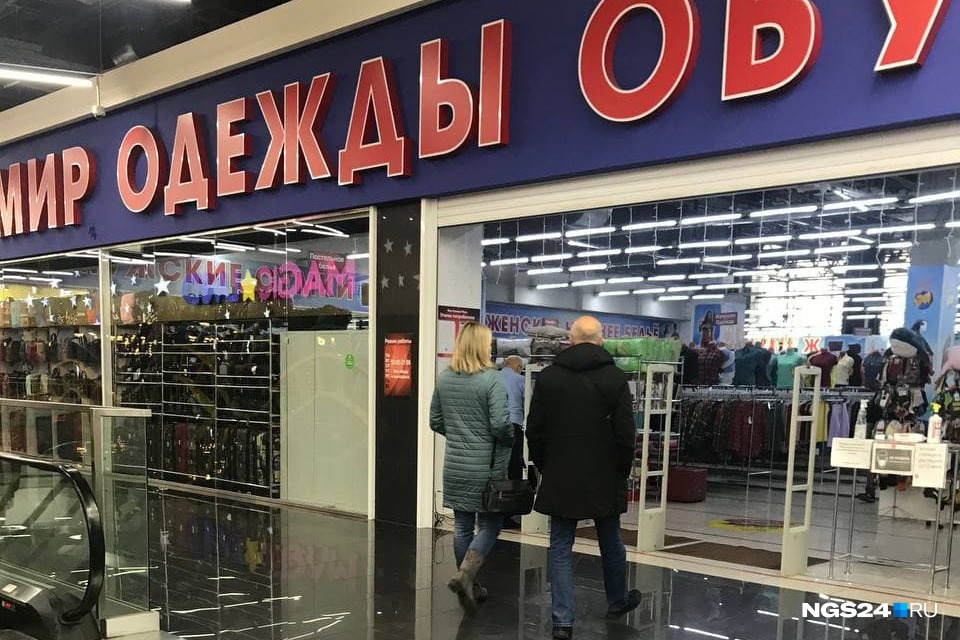 Огромный магазин с одеждой и обувью работает, проход свободен Огромный магазин с одеждой и обувью работает, проход свободен