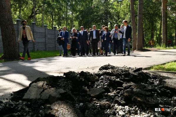 Асфальт повредила уборочная техника Асфальт повредила уборочная техника