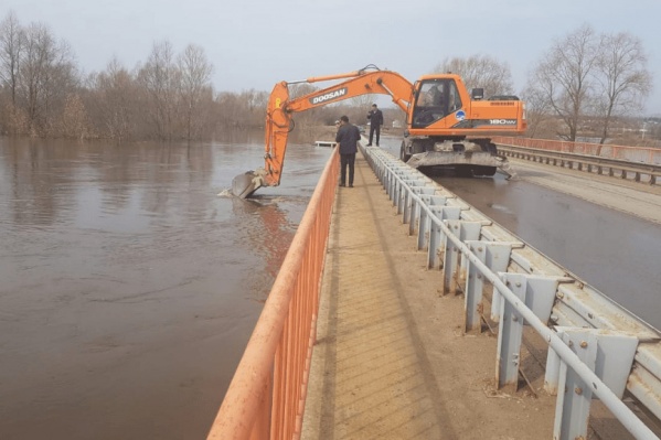 Из-за резкого подъема уровня воды затопило дороги Из-за резкого подъема уровня воды затопило дороги