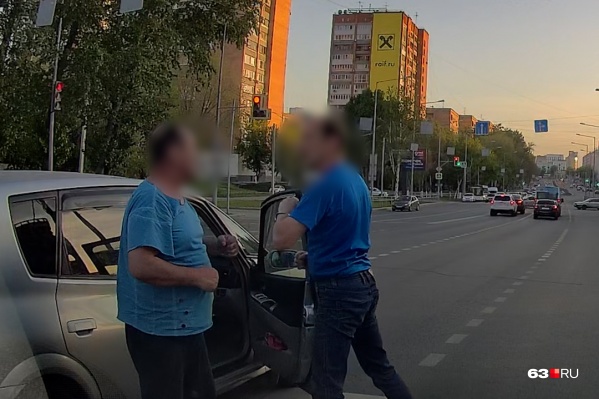 Водитель Toyota (справа) даже не понял, за что его бьют Водитель Toyota (справа) даже не понял, за что его бьют