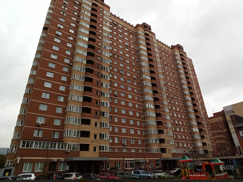 В Заельцовском районе женщина выпала с балкона многоэтажки и погибла