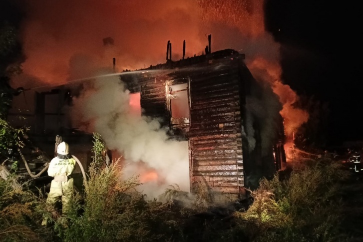В заброшенном доме, скорее всего, жили бомжи В заброшенном доме, скорее всего, жили бомжи