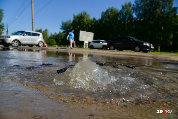 Из-за аварии пришлось отключить водоснабжение в трех домах Из-за аварии пришлось отключить водоснабжение в трех домах