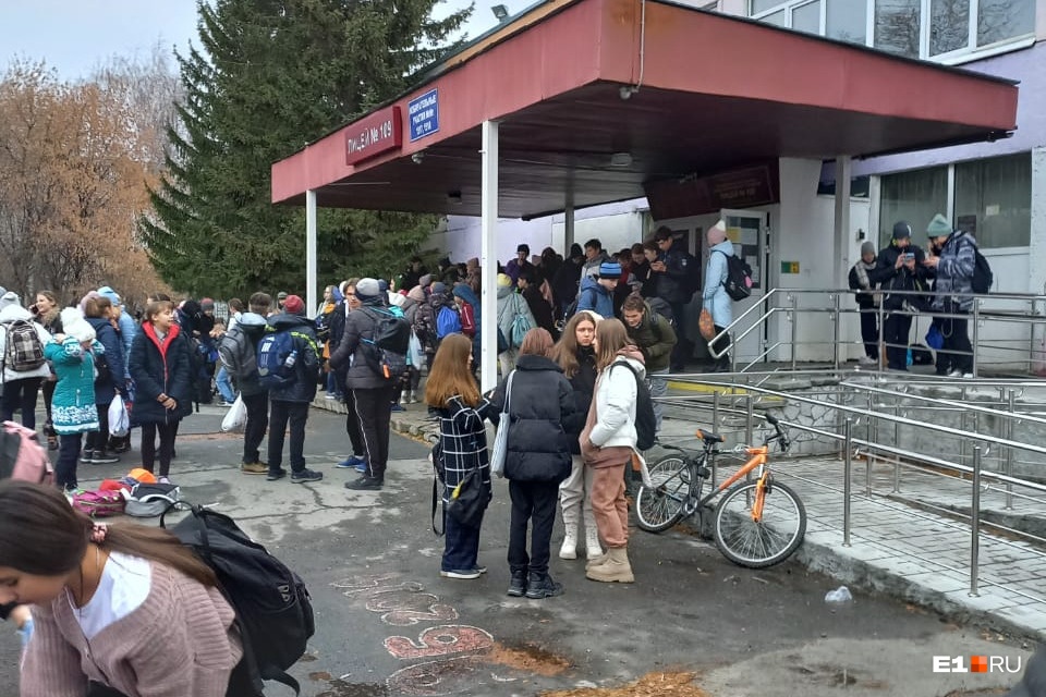 На Юго-Западе срочно эвакуировали учащихся и сотрудников лицея