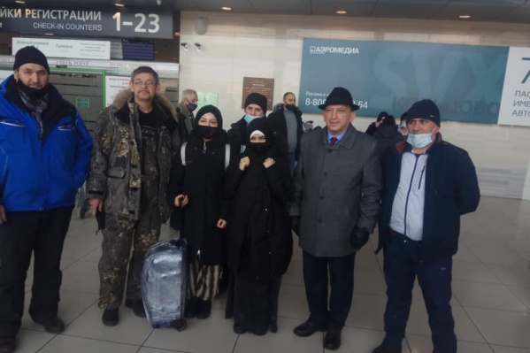 Сестры смогли улететь домой после смерти мамы Сестры смогли улететь домой после смерти мамы