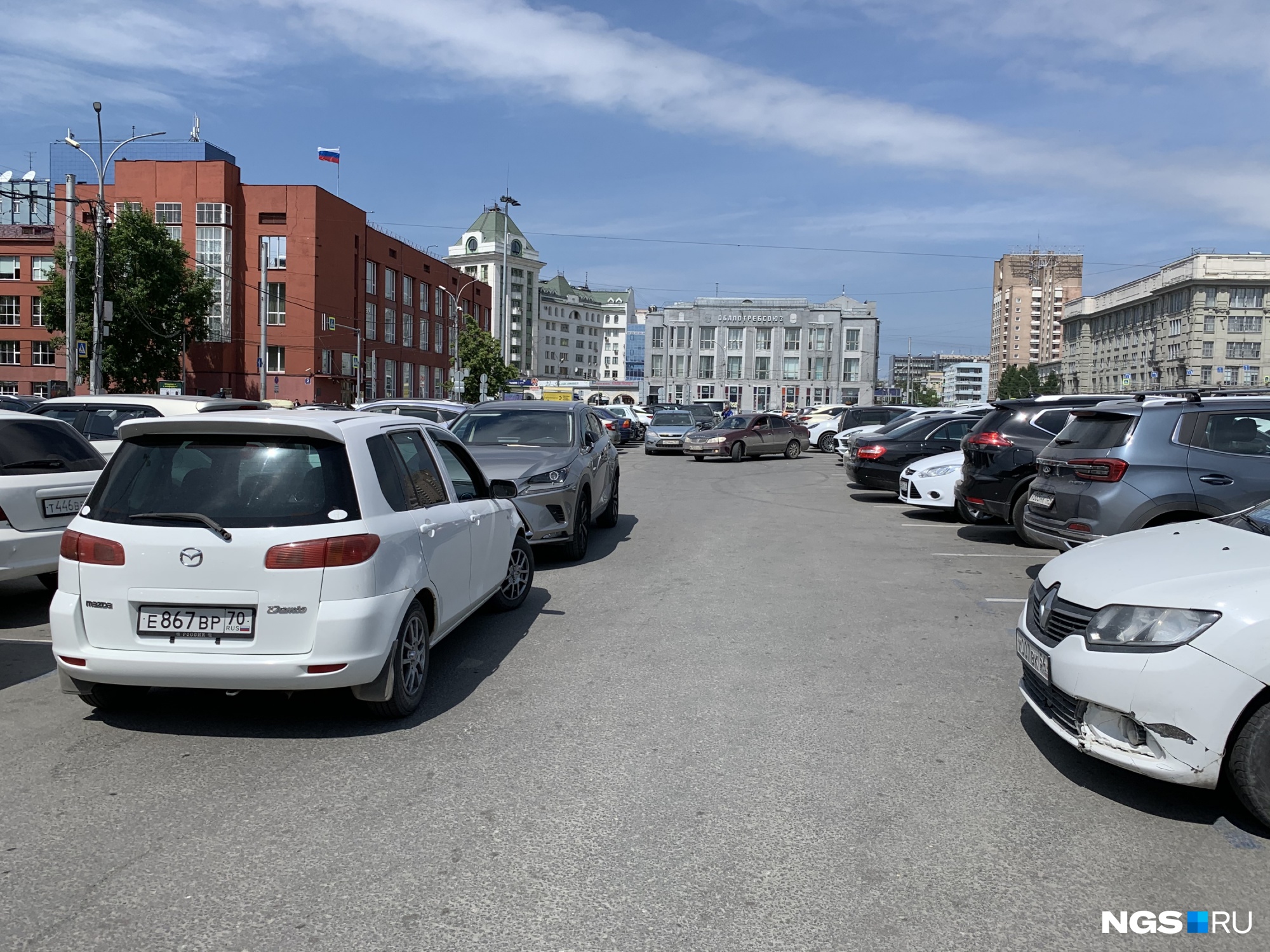 Плати или уматывай. Сколько новосибирцы отдают за платные парковки на Красном и как там стоять бесплатно