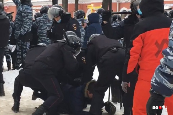 Полиция задержала участника шествия Полиция задержала участника шествия