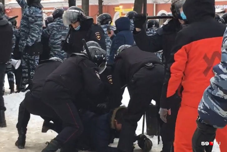 Полиция задержала участника шествия Полиция задержала участника шествия
