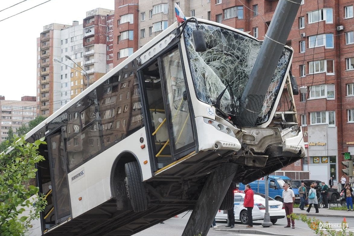 Автобус заехал. Автобус наехал на столб в Санкт Петербурге. Автобус въехал в столб СПБ. ДТП СПБ автобус Ленинский. ДТП С автобусом в Санкт Петербурге.