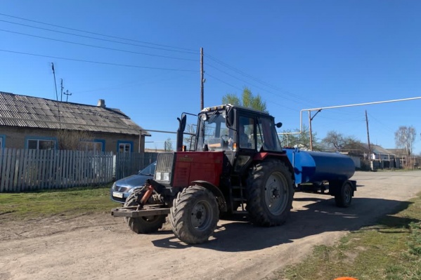 Власти пообещали, что трактор с питьевой водой будет подъезжать к каждому дому Власти пообещали, что трактор с питьевой водой будет подъезжать к каждому дому