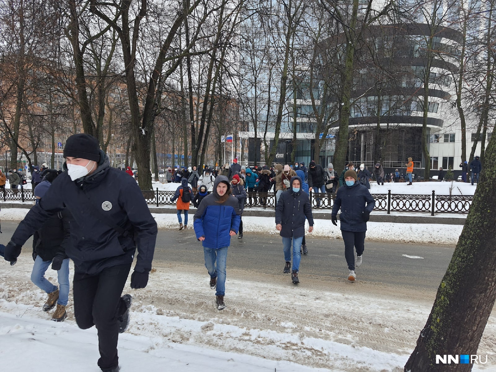 Люди попытались сместиться от сквера по бокам улицы, однако и там их ждала полиция Люди попытались сместиться от сквера по бокам улицы, однако и там их ждала полиция