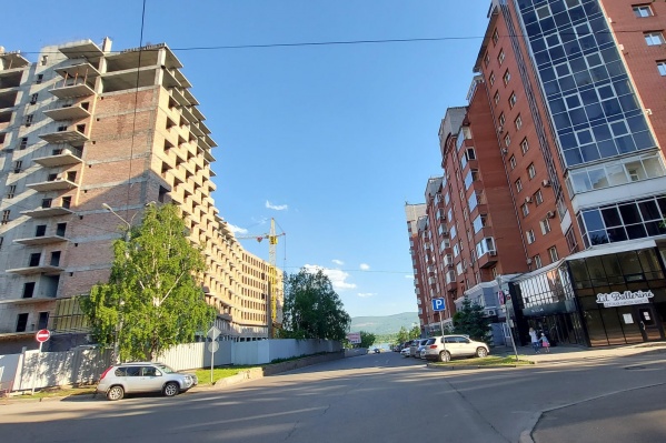 Раньше в жилом доме справа не было свободных <nobr class="_">квартир —</nobr> жить здесь хотели абсолютно все красноярцы с деньгами. Сейчас всё поменялось Раньше в жилом доме справа не было свободных <nobr class="_">квартир —</nobr> жить здесь хотели абсолютно все красноярцы с деньгами. Сейчас всё поменялось
