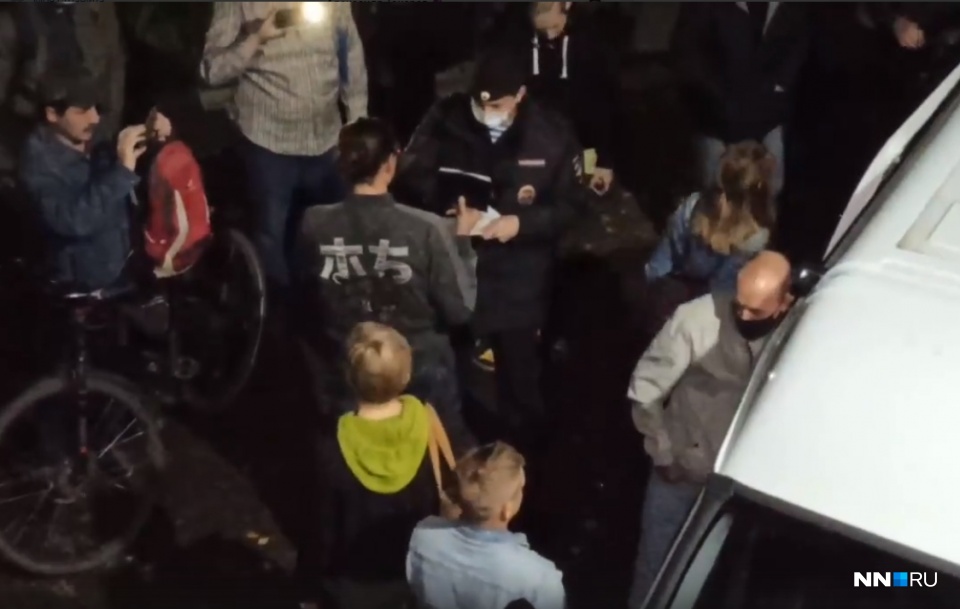 Полиция переписывает данные участников тренинга «Голоса» в «Том самом месте» Полиция переписывает данные участников тренинга «Голоса» в «Том самом месте»