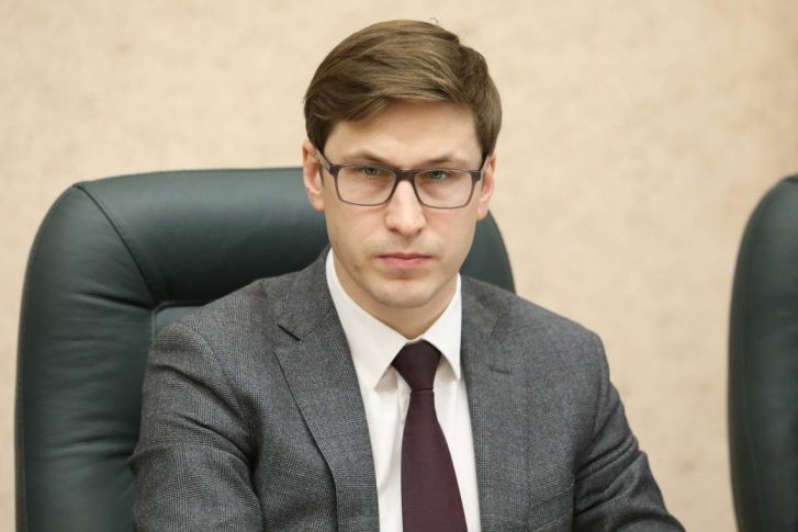 Ивану Новикову 36 лет, он с <nobr class="_">2018 года</nobr> работает в областном собрании депутатов и является секретарем регионального отделения партии «Единая Россия» 