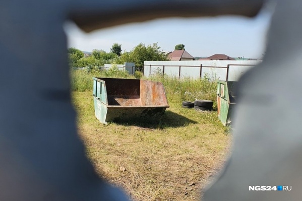 Мульды для мусора закрыты на частной территории, доступа к ним у людей нет Мульды для мусора закрыты на частной территории, доступа к ним у людей нет