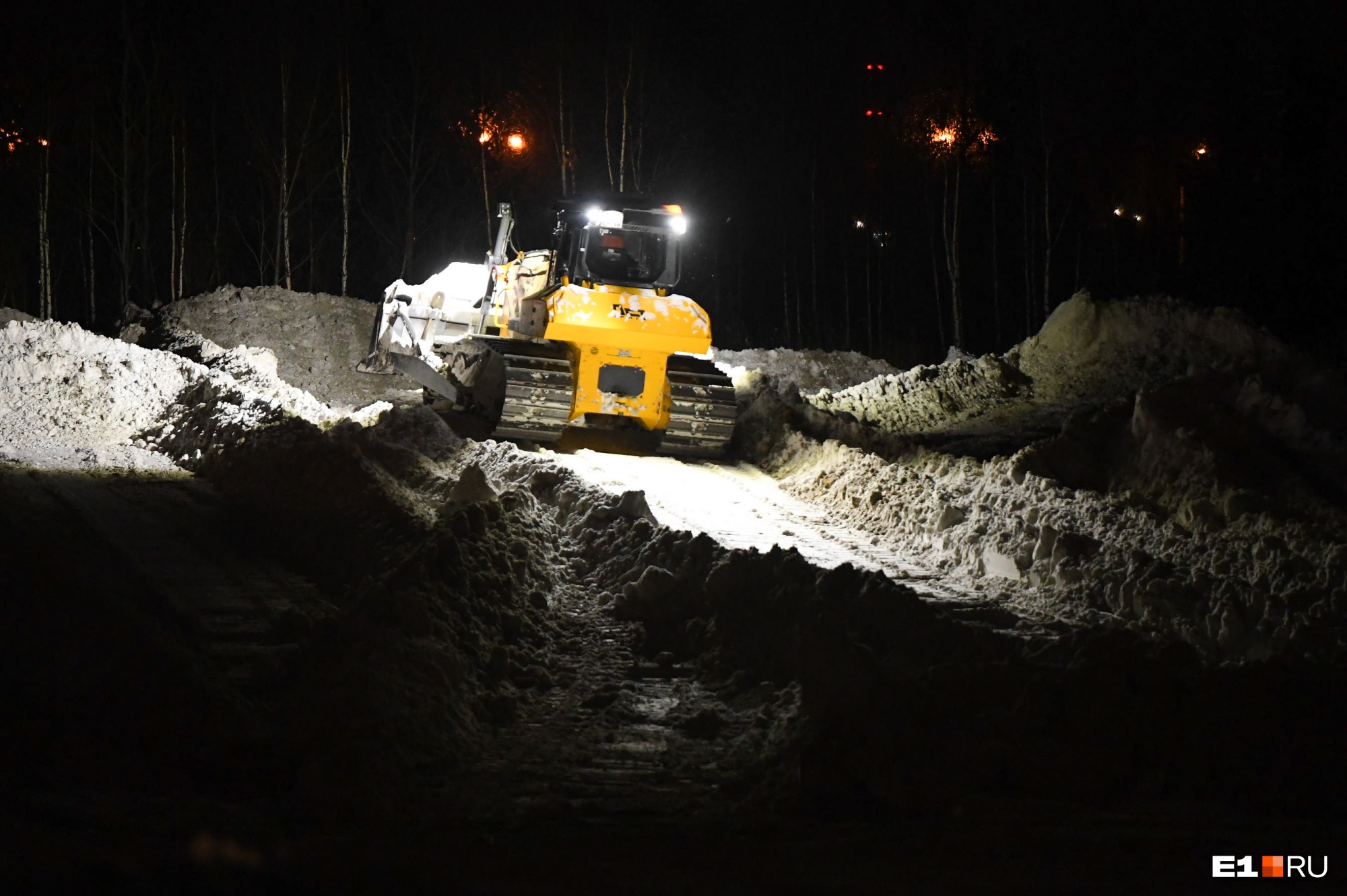 После снегопада из Екатеринбурга на полигоны за ночь вывозят около десяти тонн снега 