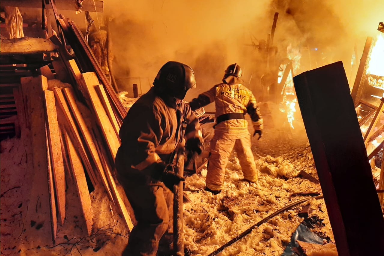 В Екатеринбурге загорелся частный дом, в пожаре пострадал мужчина