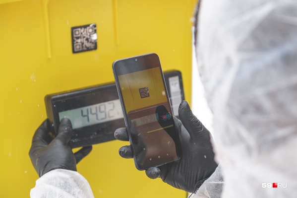 На баки клеят специальные QR-коды На баки клеят специальные QR-коды