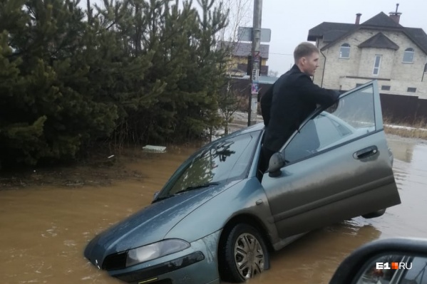 Автомобили тонут в луже под Екатеринбургом Автомобили тонут в луже под Екатеринбургом 