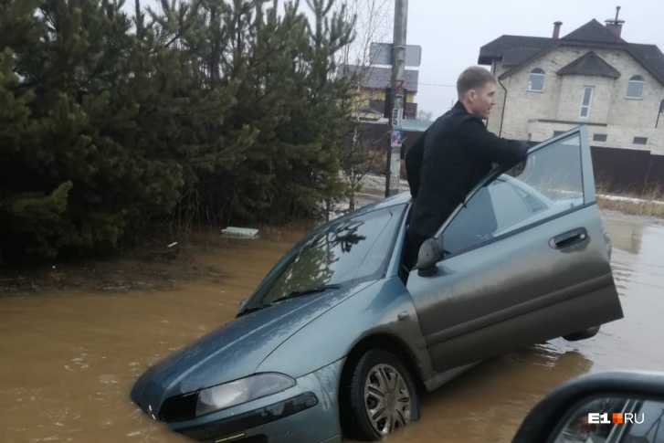 Автомобили тонут в луже под Екатеринбургом Автомобили тонут в луже под Екатеринбургом