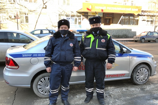 Старший лейтенант Ильгиз Муртазин и прапорщик Ильнур Мулаянов помогли беременной женщине Старший лейтенант Ильгиз Муртазин и прапорщик Ильнур Мулаянов помогли беременной женщине