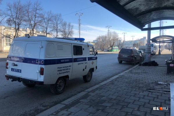 На остановке «Колледж Ползунова» прямо сейчас работает следственно-оперативная группа На остановке «Колледж Ползунова» прямо сейчас работает следственно-оперативная группа