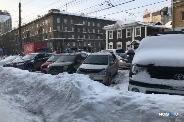 Дороги и тротуары Новосибирска очень плохо чистят после снегопадов Дороги и тротуары Новосибирска очень плохо чистят после снегопадов