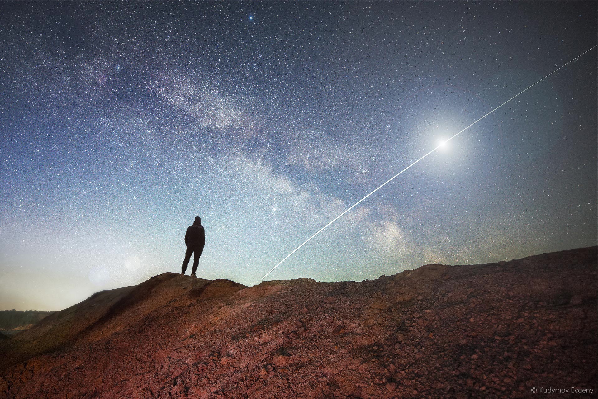 Нереальная красота: фотограф сделал снимки звездного неба на Уральском Марсе