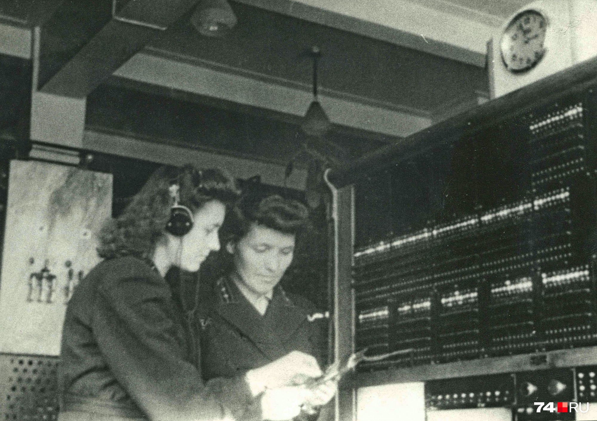 Все телефонистки были военнообязанными. На этом фото 1953 года инженеры Есина и Штин в форме за контрольным столом АТС машинной системы