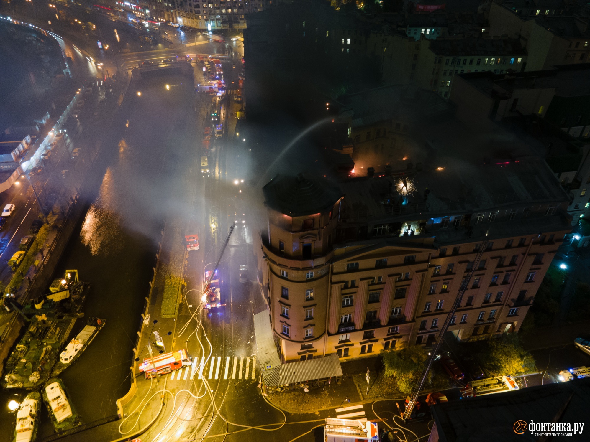 Пожар в доме Чубакова. «Фонтанка» показывает, как горит памятник на набережной Карповки