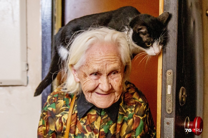 Бабушка и кошка неразлучны