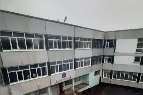 В кемеровской школе ученик упал с высоты второго этажа