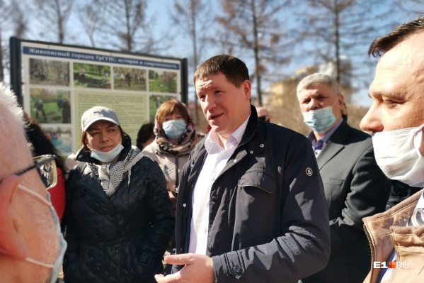 Сергей Бидонько попытается уговорить силовиков, чтобы они разрешили не строить забор со стороны пруда Сергей Бидонько попытается уговорить силовиков, чтобы они разрешили не строить забор со стороны пруда