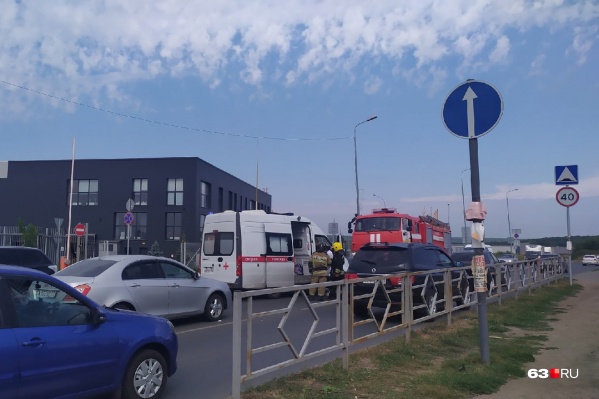Переход находится недалеко от остановки автобусов Переход находится недалеко от остановки автобусов