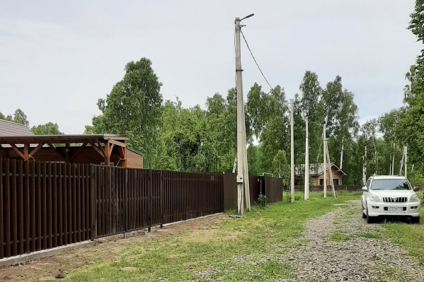 Поселок находится на огороженной территории, куда не попасть посторонним Поселок находится на огороженной территории, куда не попасть посторонним