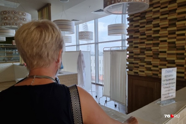 Запись на вакцинацию расписана на недели вперед, а в мобильных пунктах — очереди и ограниченное количество вакцины Запись на вакцинацию расписана на недели вперед, а в мобильных пунктах — очереди и ограниченное количество вакцины