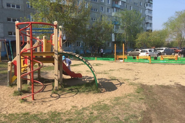 Двор в Авиагородке огорожен тремя домами Двор в Авиагородке огорожен тремя домами