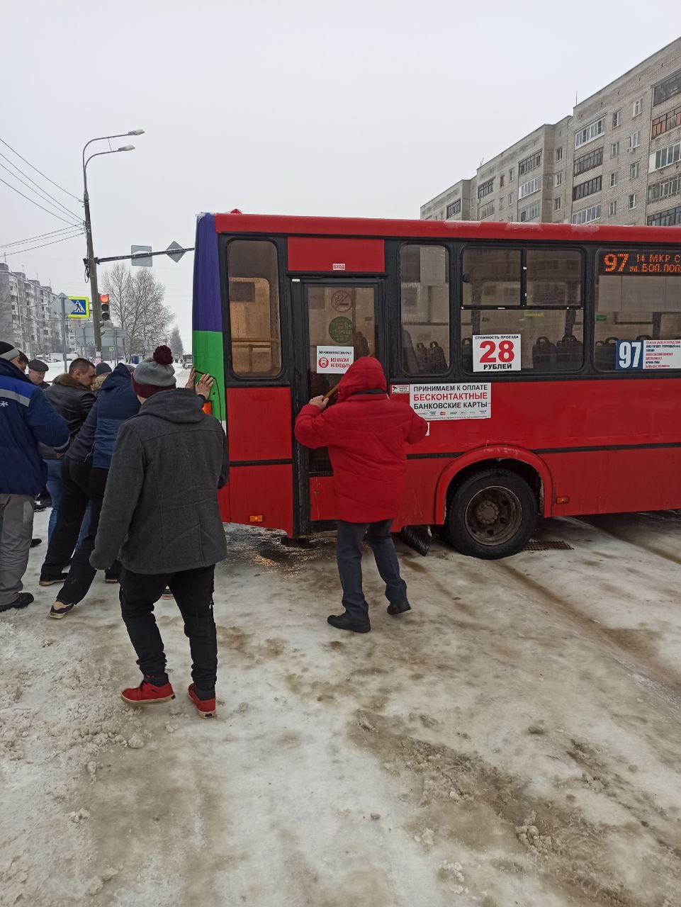 Пассажирам в разных районах Ярославля приходилось выталкивать свой транспорт 