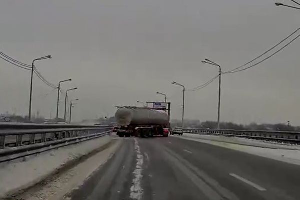 Фуру развернуло поперек дороги Фуру развернуло поперек дороги