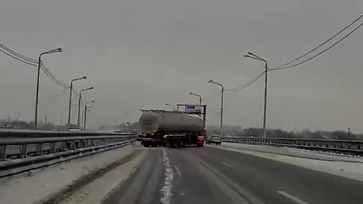 Пыталась затормозить перед другим ДТП: в Ярославле на скользкой дороге развернуло фуру