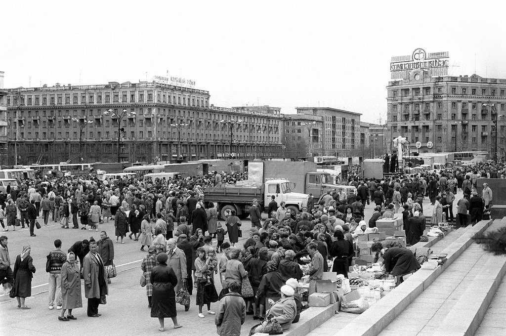 В 90-е годы прошлого века на площади Революции ежедневно шла бойкая торговля с грузовиков В 90-е годы прошлого века на площади Революции ежедневно шла бойкая торговля с грузовиков 