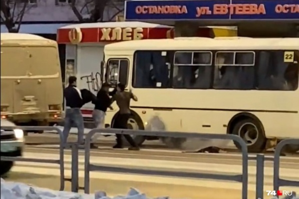 Драке предшествовала лихая езда с пассажирами в салонах автобусов Драке предшествовала лихая езда с пассажирами в салонах автобусов